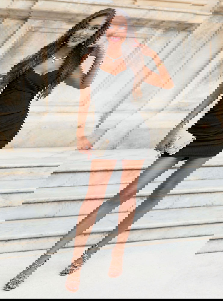 Czarna prążkowana sukienka na...