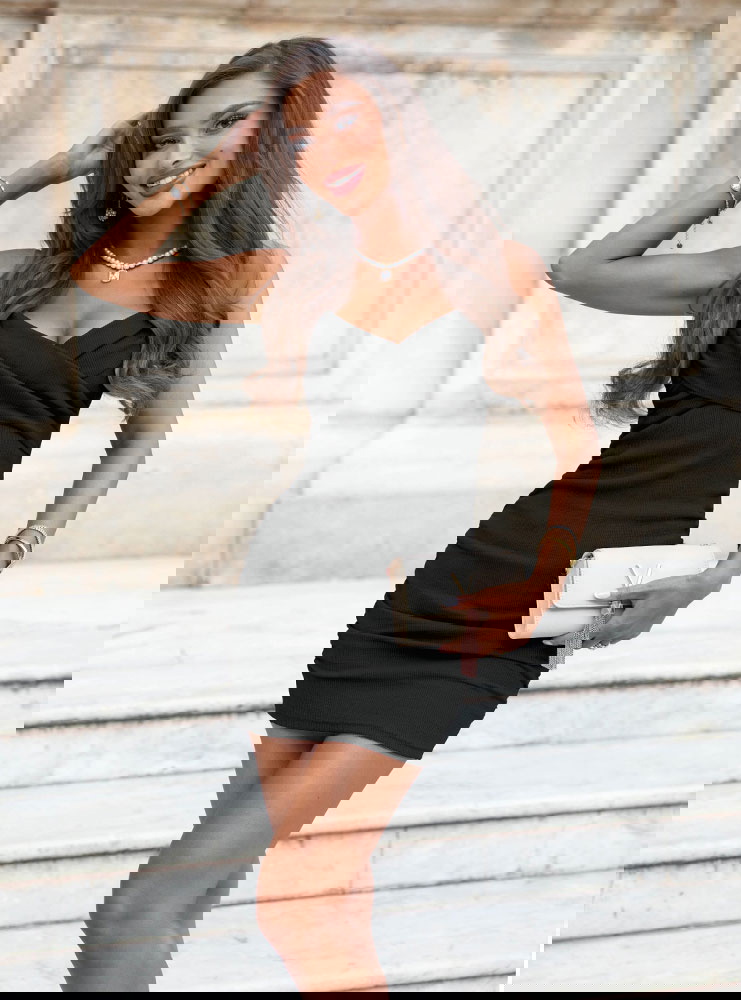 Czarna prążkowana sukienka na...