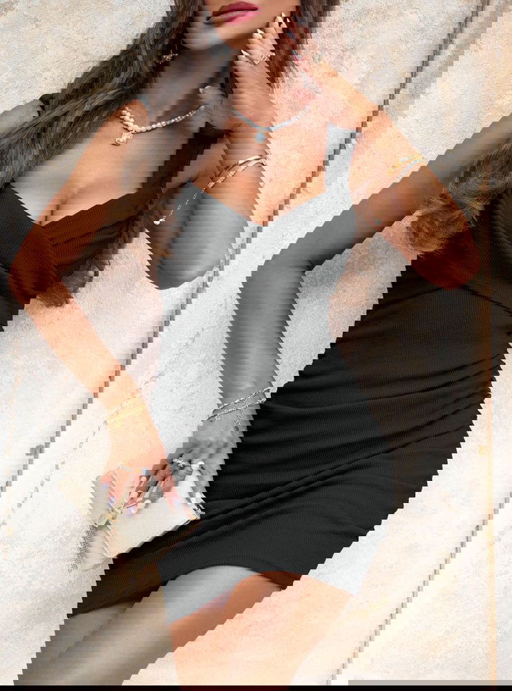 Czarna prążkowana sukienka na...