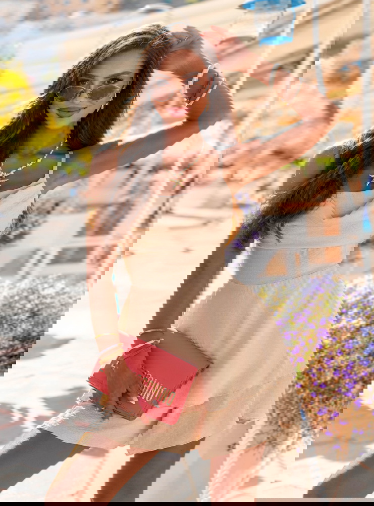 Jasnobeżowy kombinezon jak sukienka...