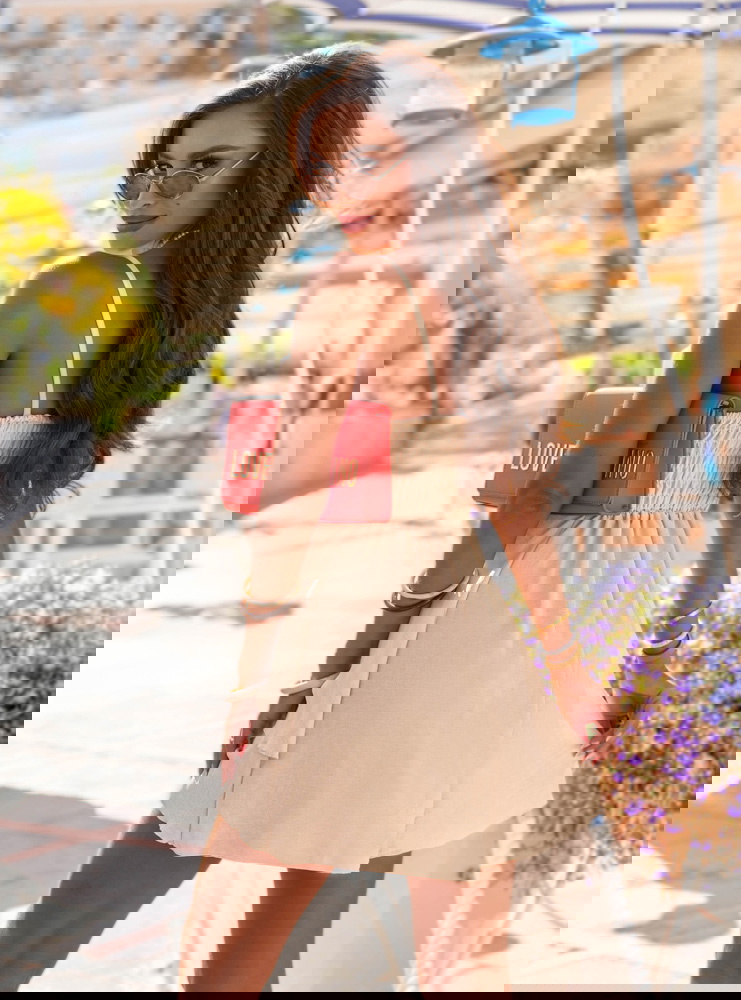 Jasnobeżowy kombinezon jak sukienka...