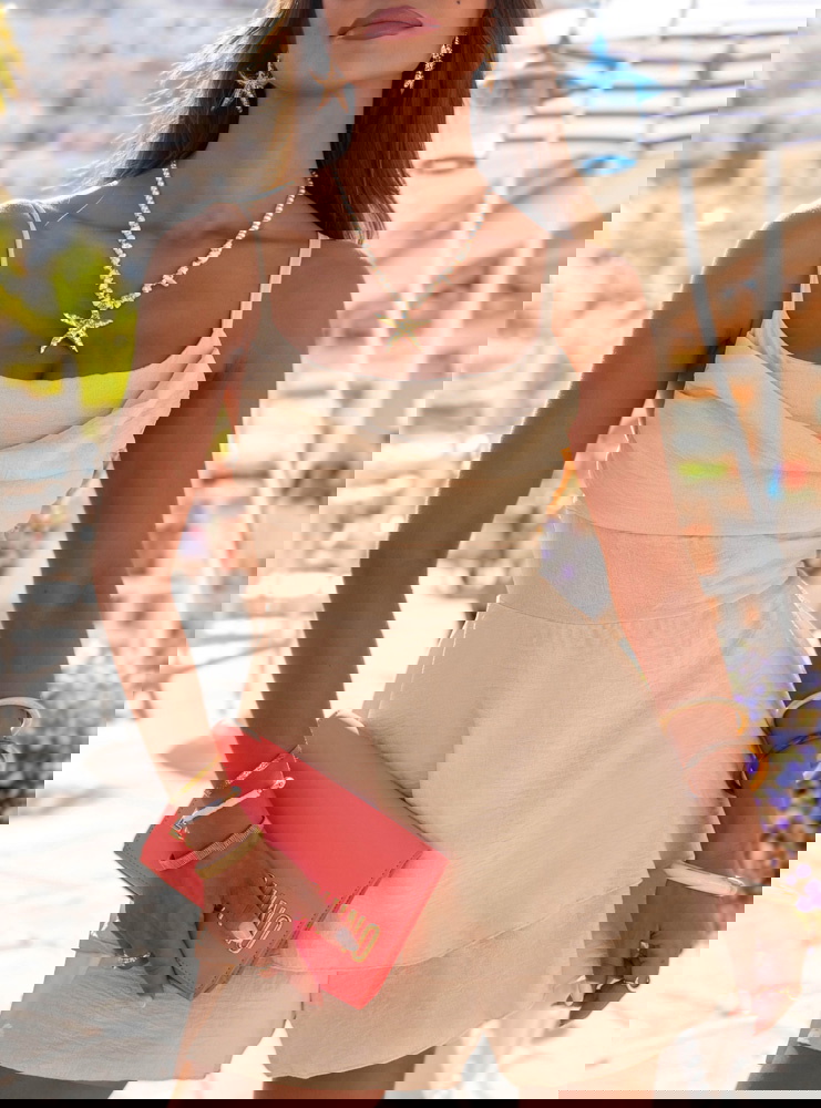 Jasnobeżowy kombinezon jak sukienka...