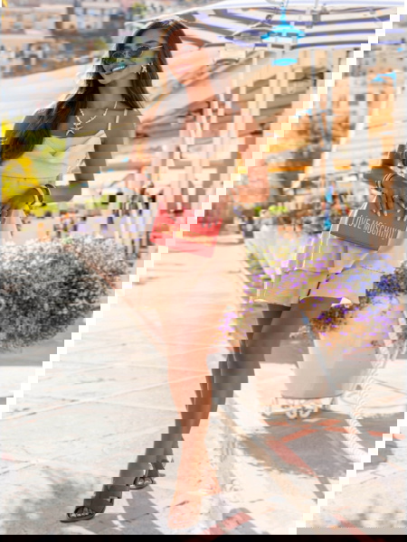 Jasnobeżowy kombinezon jak...