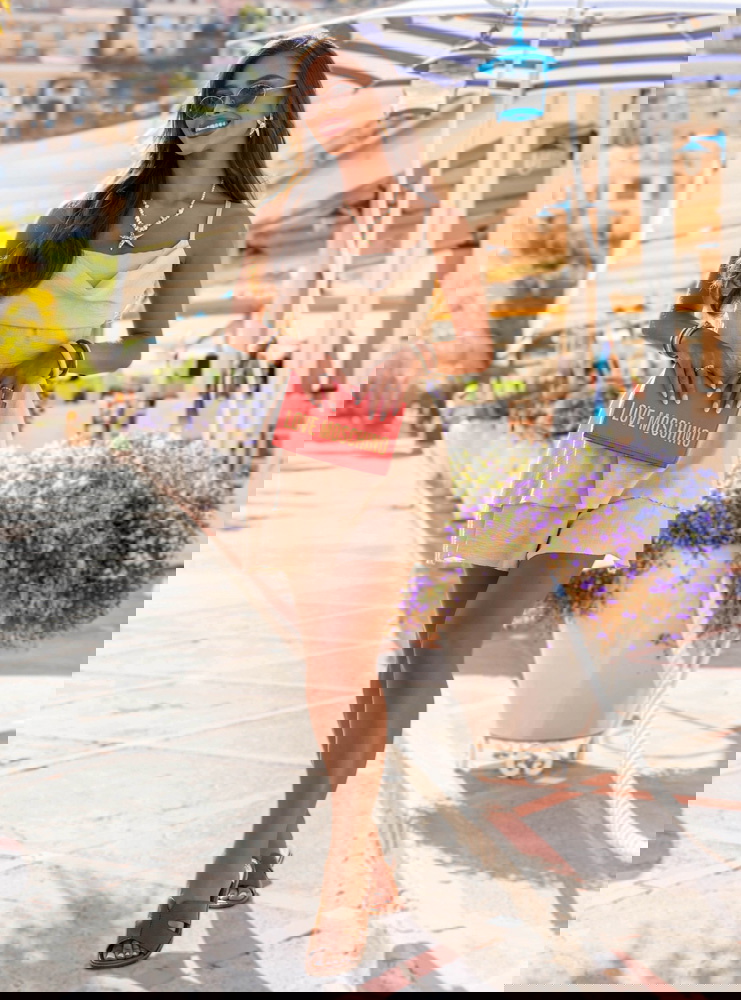 Jasnobeżowy kombinezon jak sukienka...