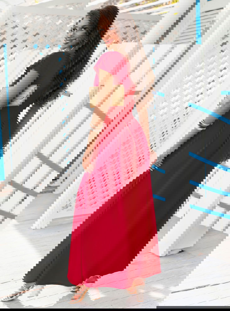 Malinowa sukienka maxi z przekładanym...