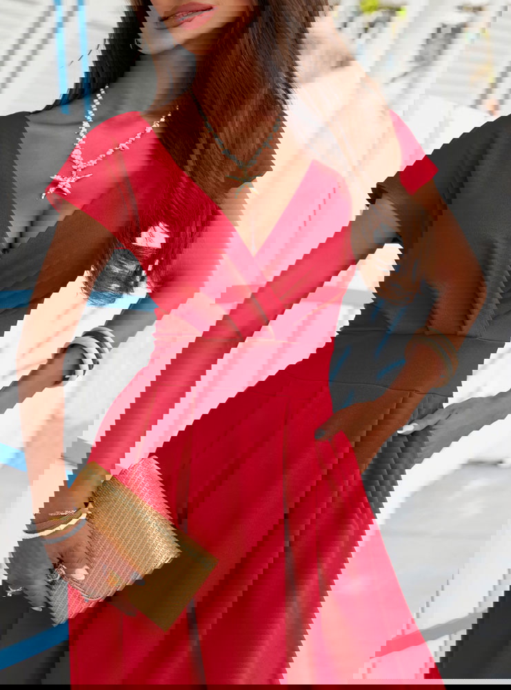 Malinowa sukienka maxi z przekładanym...