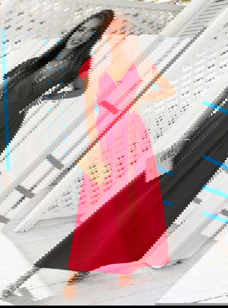 Malinowa sukienka maxi z przekładanym...