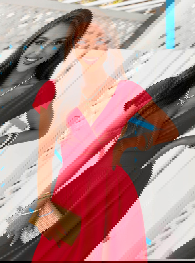 Malinowa sukienka maxi z przekładanym...