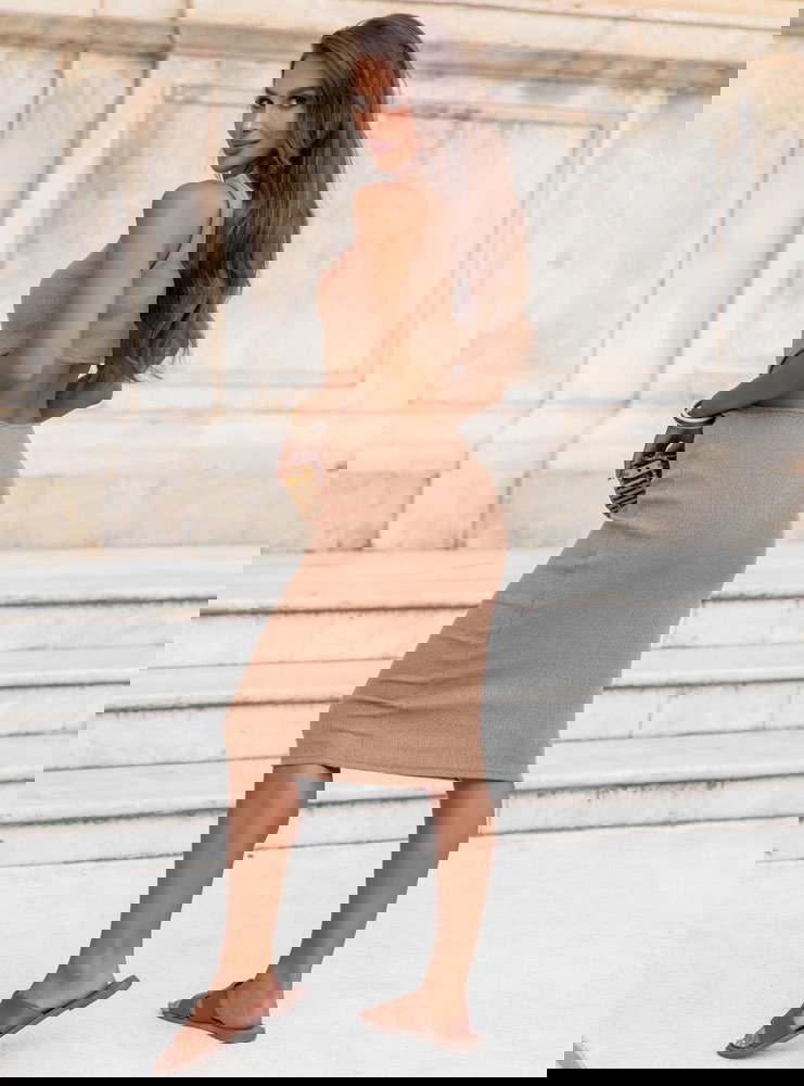 Beżowa sukienka midi z wycięciem na...