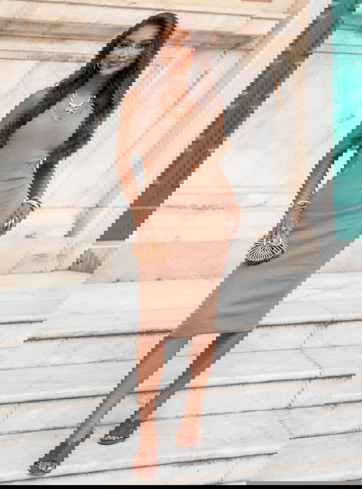 Beżowa sukienka midi z wycięciem na...