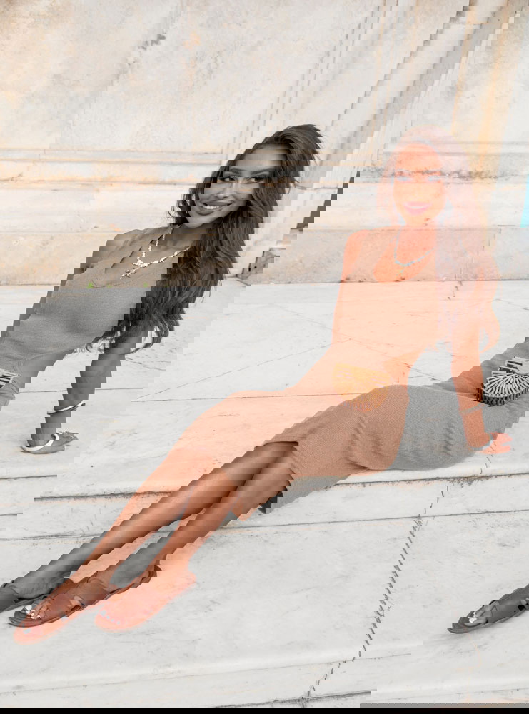 Beżowa sukienka midi z wycięciem na...