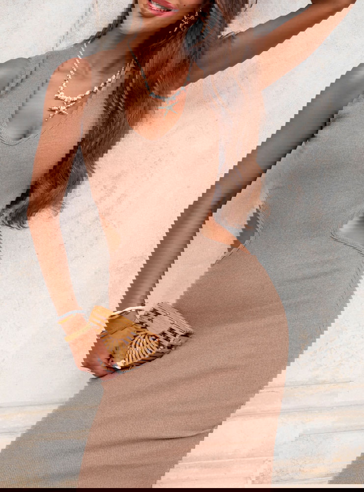 Beżowa sukienka midi z wycięciem na...