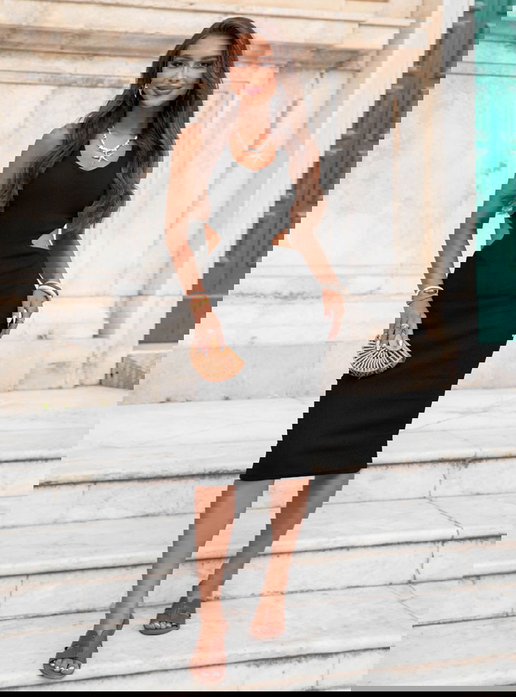 Czarna sukienka midi z wycięciem na...