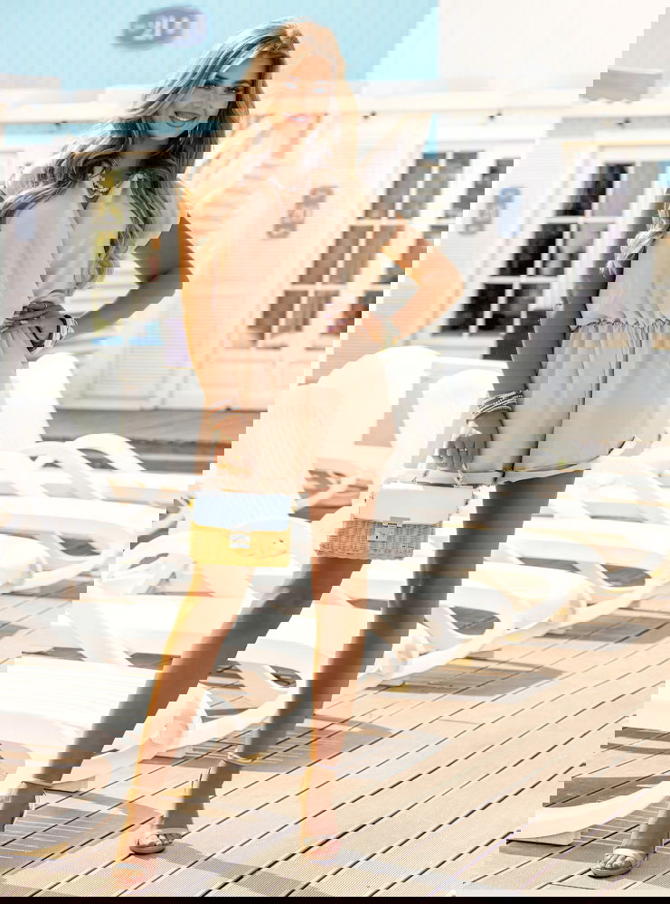 Beżowy kombinezon z przekładanym...