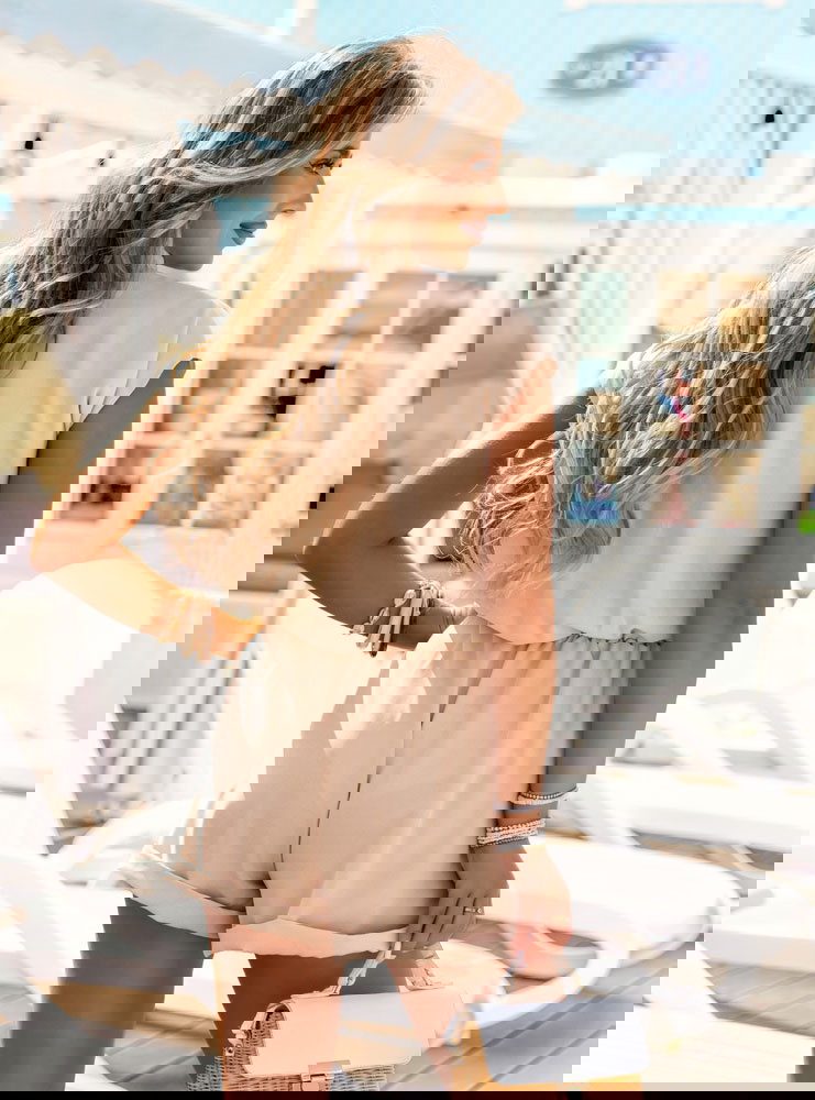 Beżowy kombinezon z przekładanym...