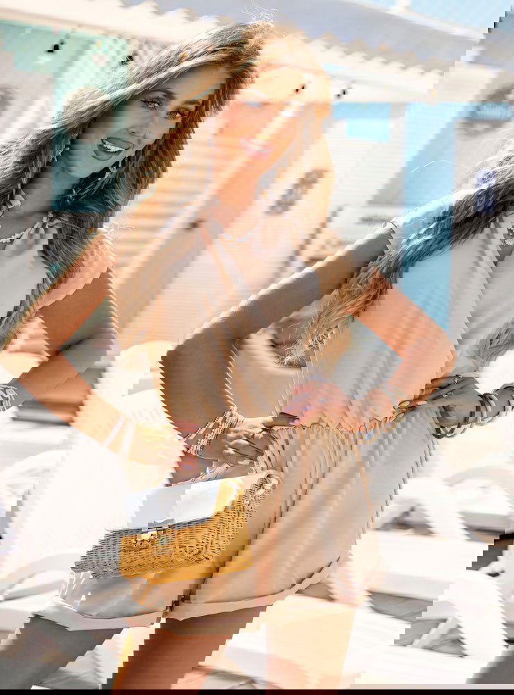 Beżowy kombinezon z przekładanym...