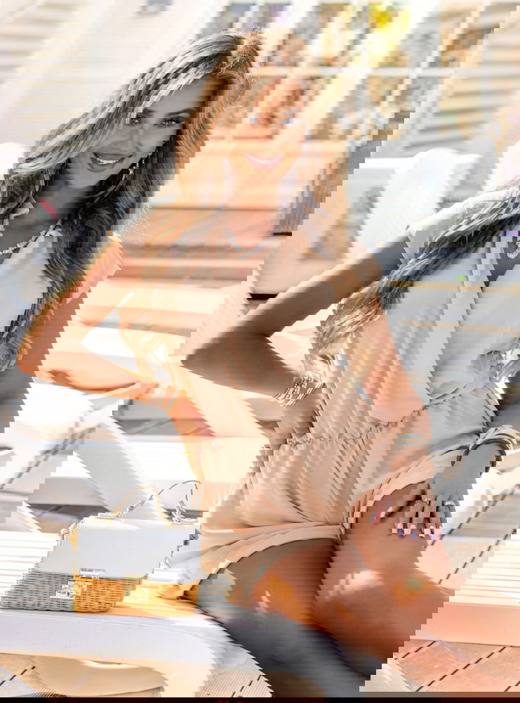 Beżowy kombinezon z przekładanym...