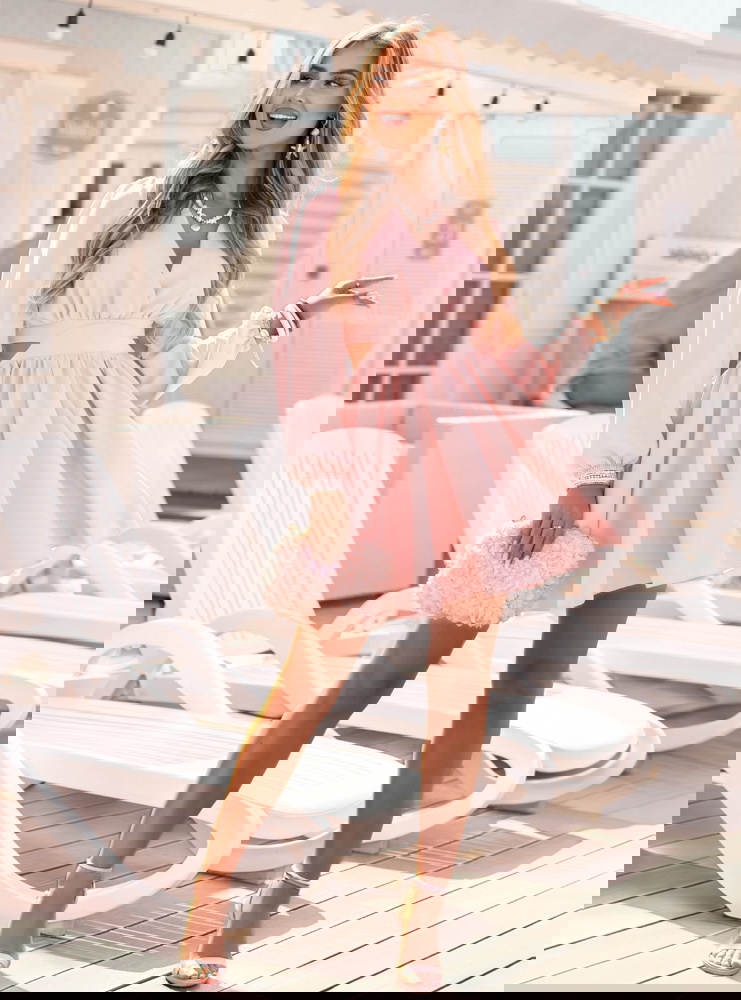 Pudrowa sukienka rozkloszowana z...