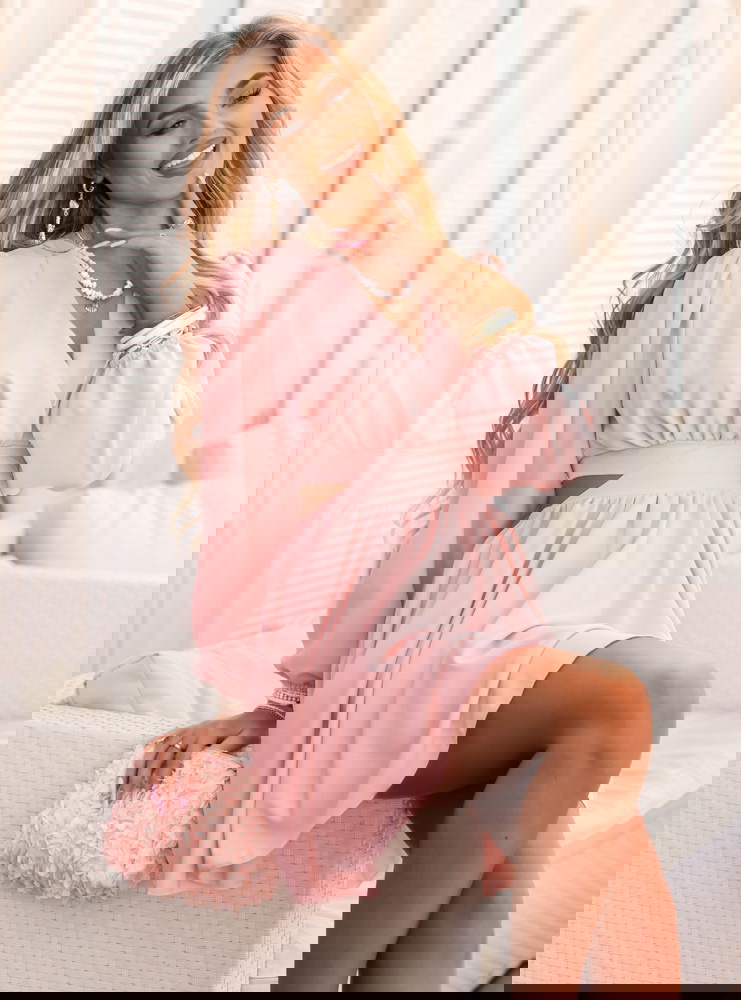 Pudrowa sukienka rozkloszowana z...