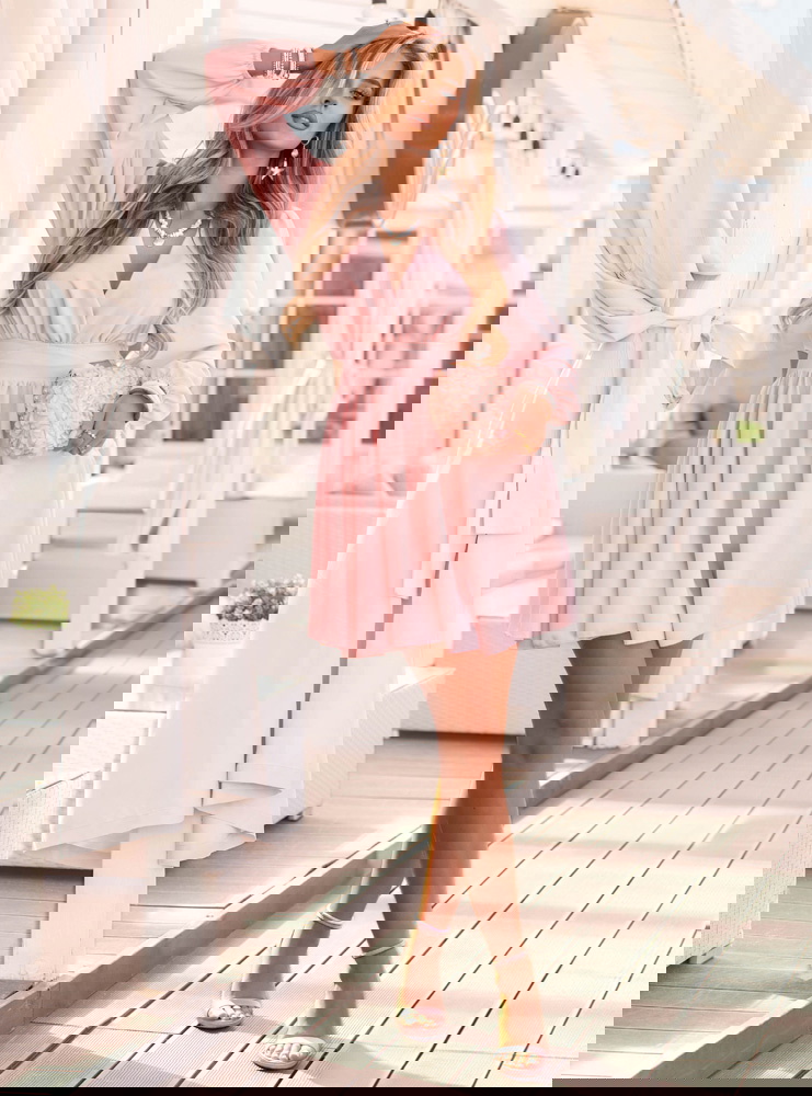 Pudrowa sukienka rozkloszowana z...