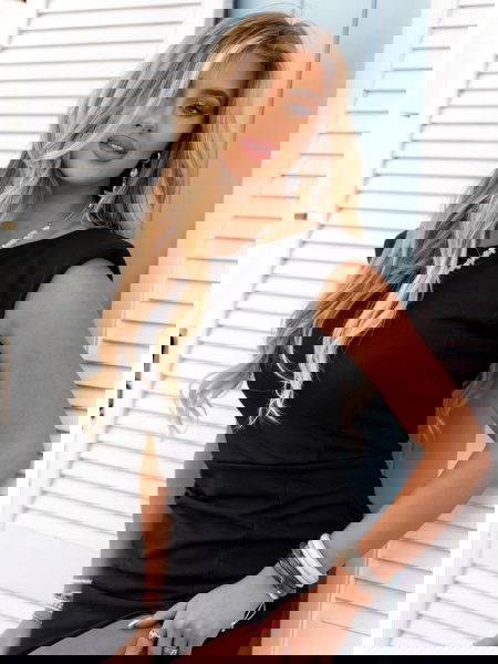 Czarna dopasowana sukienka... 2