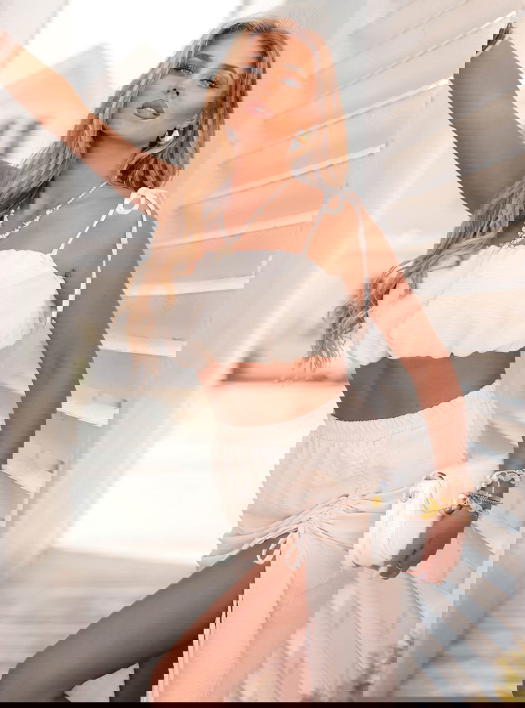 Beżowy komplet top i spódnica z...