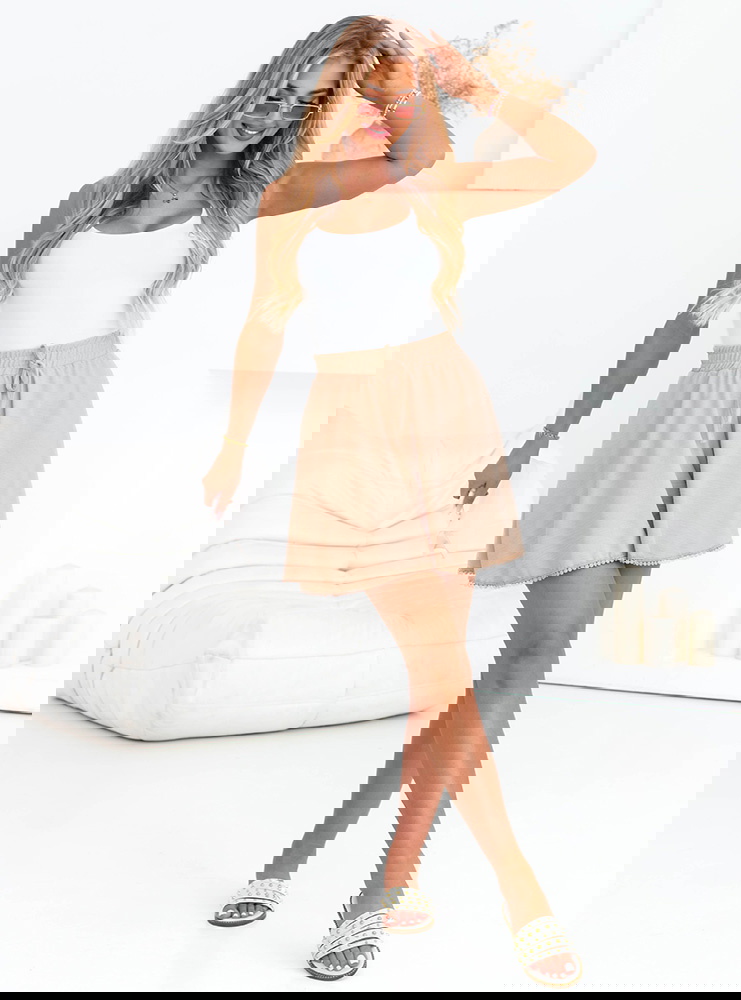 Beżowe spodenki z ozdobnym dołem Huachi