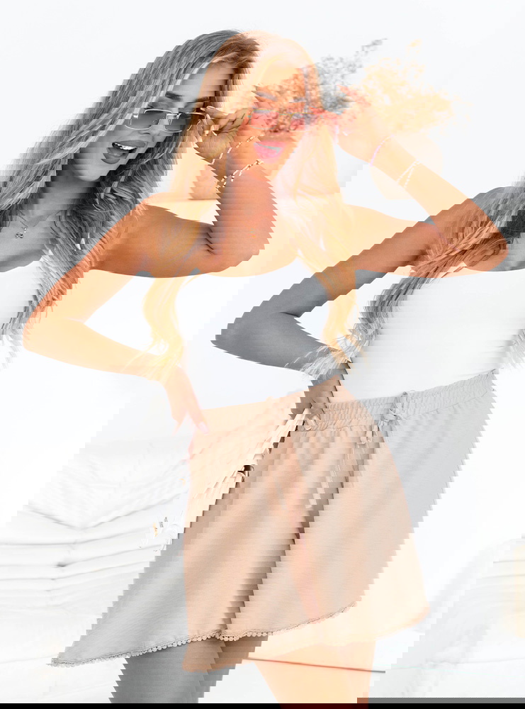 Beżowe spodenki z ozdobnym dołem Huachi