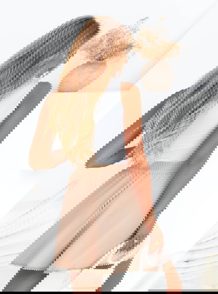 Beżowe spodenki z ozdobnym dołem Huachi