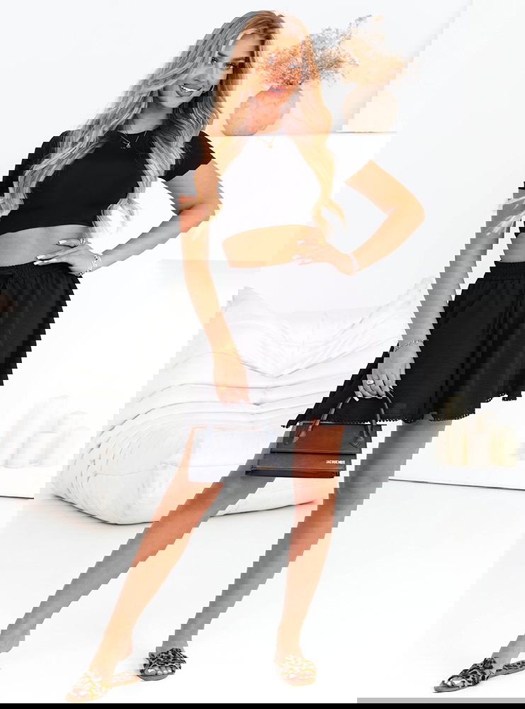 Czarne spodenki z ozdobnym dołem Huachi