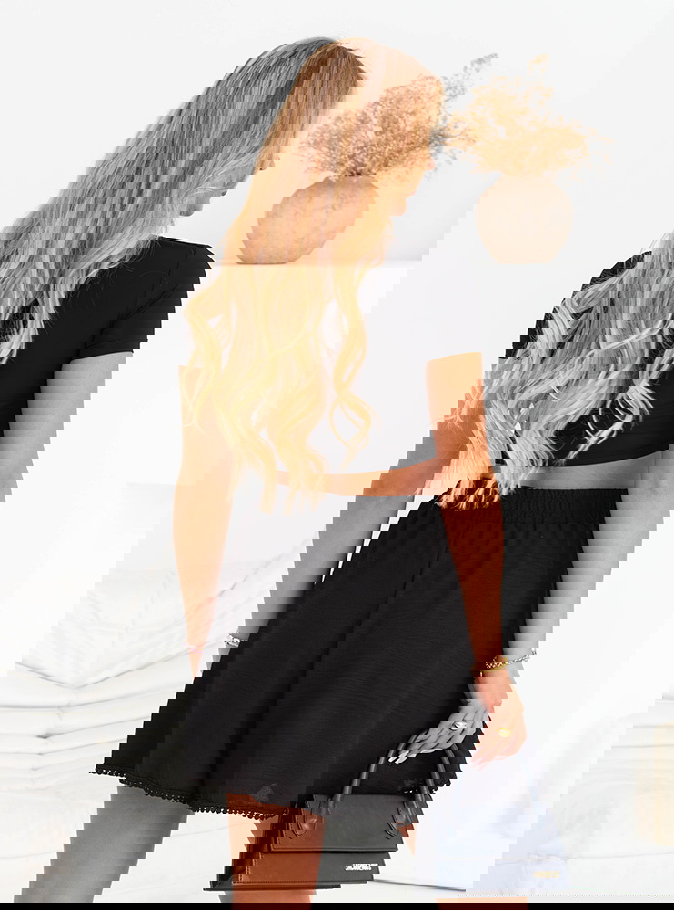 Czarne spodenki z ozdobnym dołem Huachi