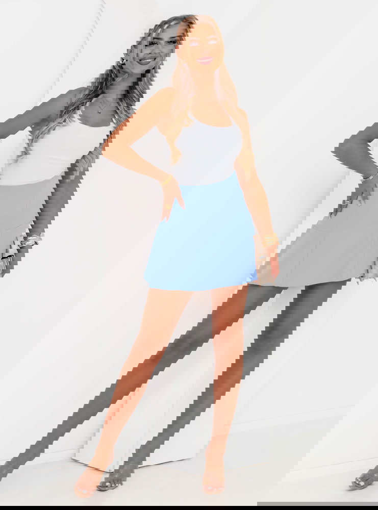 Błękitna rozkloszowana spódniczka...