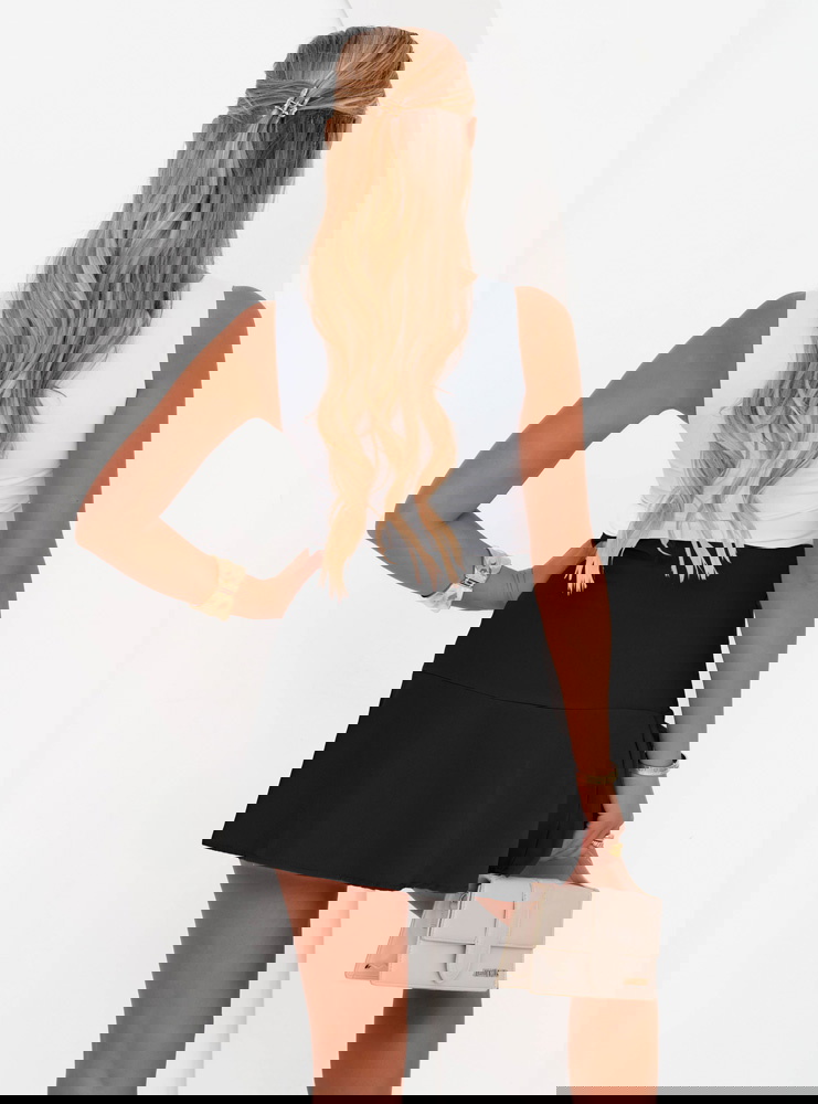 Czarna rozkloszowana spódniczka mini...