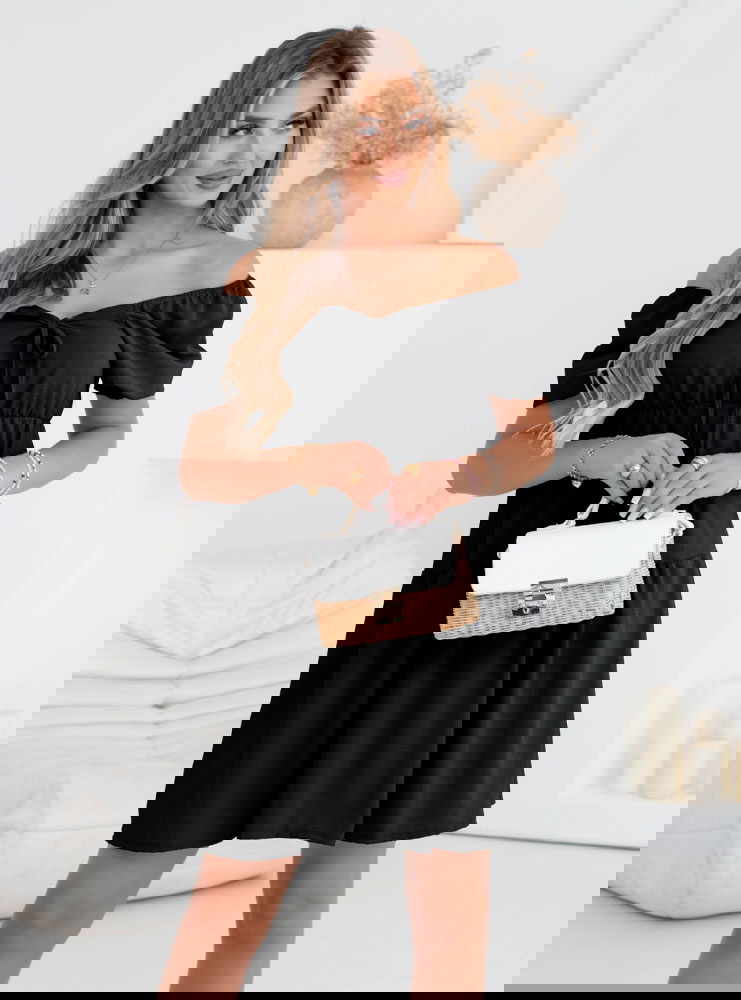 Czarna sukienka mini z wiązanym...