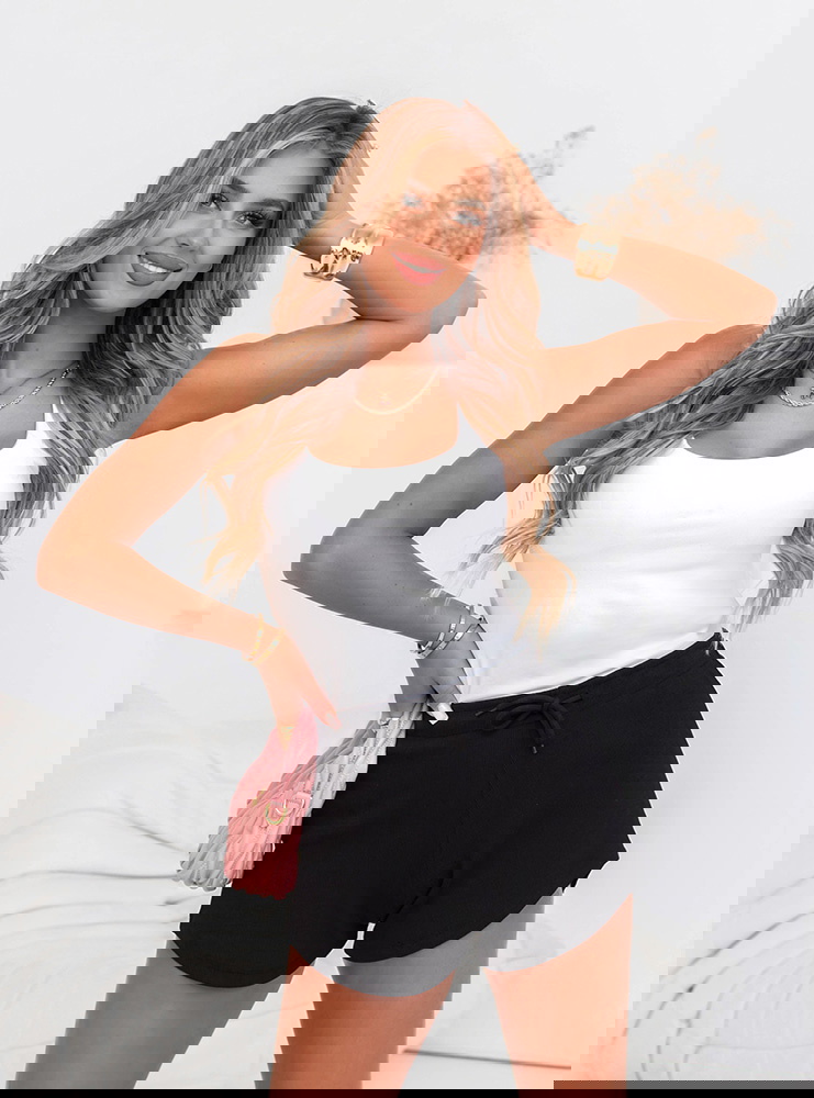 Czarne prążkowane spodenki z...