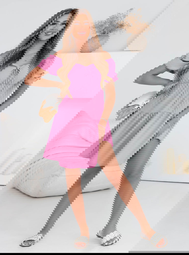 Pudrowa sukienka mini z wiązanym...