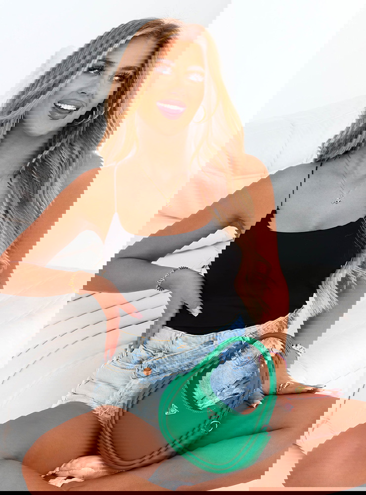 Czarny dopasowany top na ramiączkach...