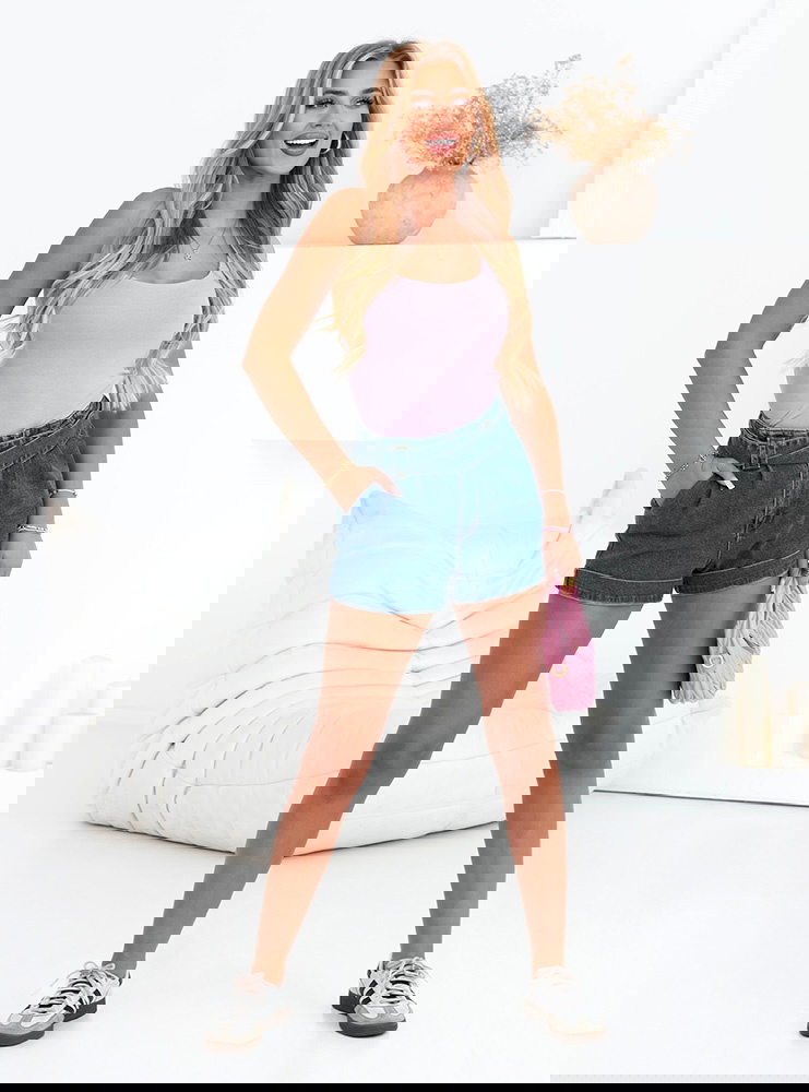 Liliowy dopasowany top na ramiączkach...