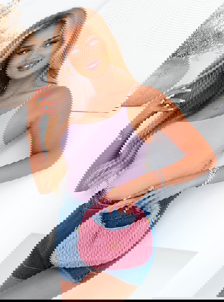 Liliowy dopasowany top na ramiączkach...