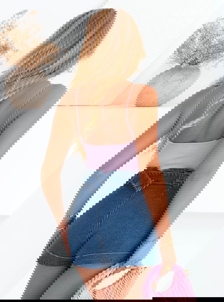 Liliowy dopasowany top na ramiączkach...