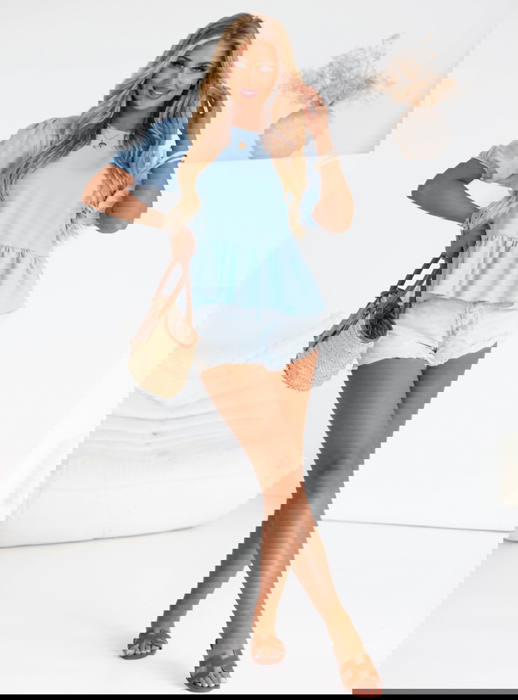 Błękitna bluzka z ozdobnym wiązaniem...