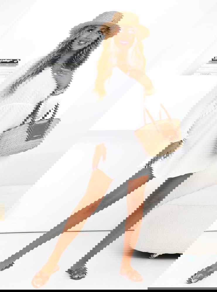 Biała muślinowa rozkloszowana...