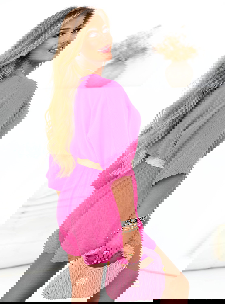 Różowy kombinezon z ozdobnym paskiem...