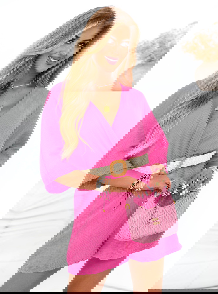 Różowy kombinezon z ozdobnym paskiem...