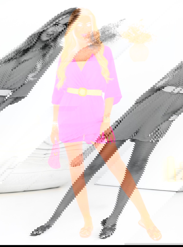 Różowy kombinezon z ozdobnym paskiem...