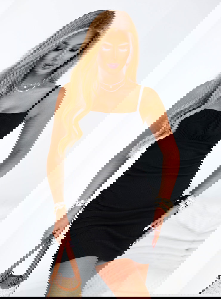 Czarna sukienka mini z marszczeniem...