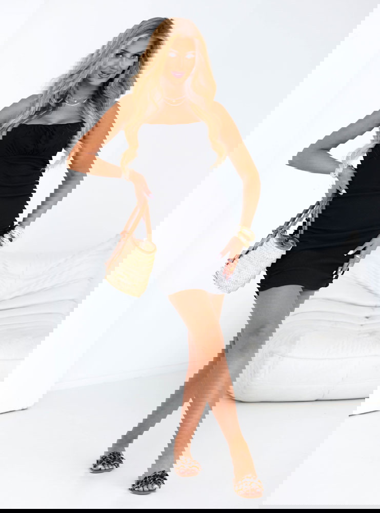 Czarna sukienka mini z marszczeniem...