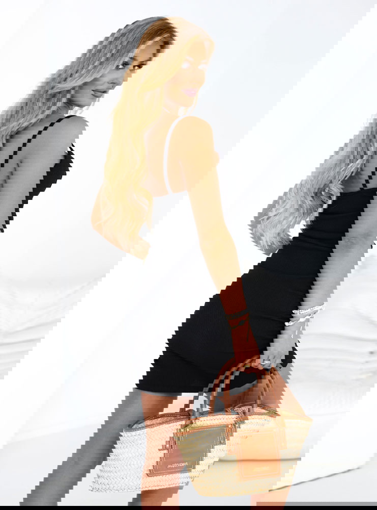 Czarna sukienka mini z marszczeniem...