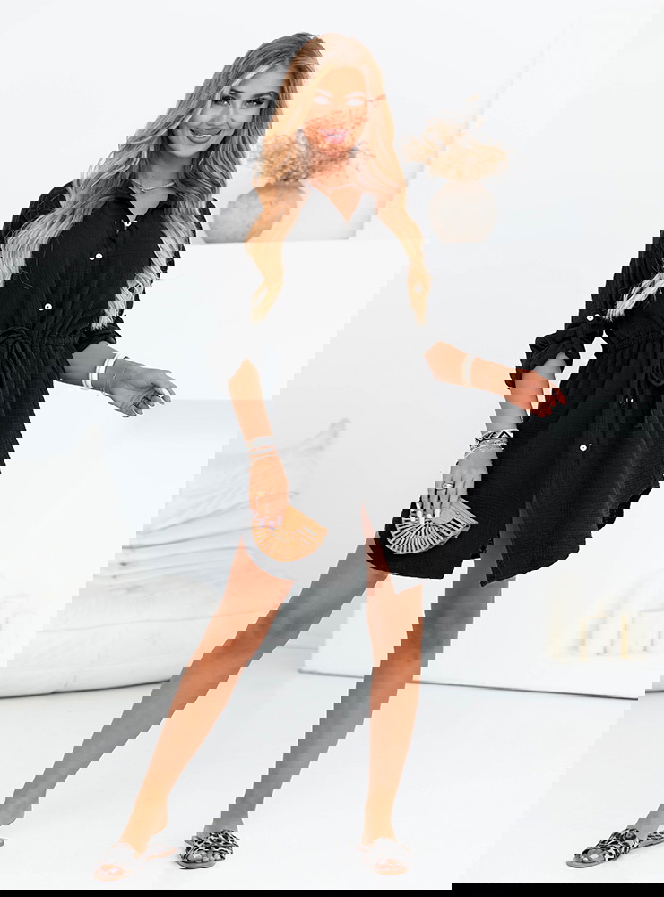 Czarna sukienka zapinana na guziki...