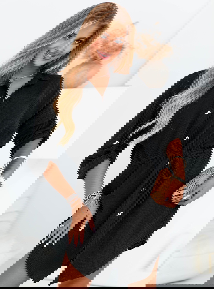 Czarna sukienka zapinana na guziki...